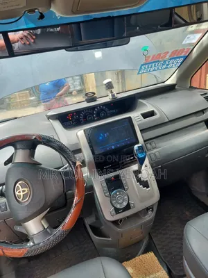 Toyota Voxy 2012