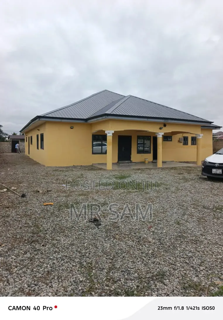 4bdrm House in Kasoa Nurses Qutters, Ga South Municipal for sale