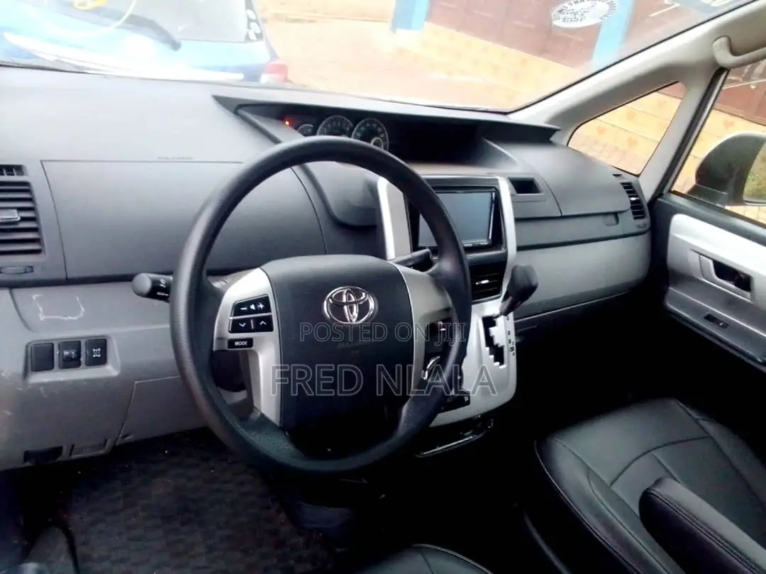 Toyota Voxy V 4WD 8-Seater 2010 Silver