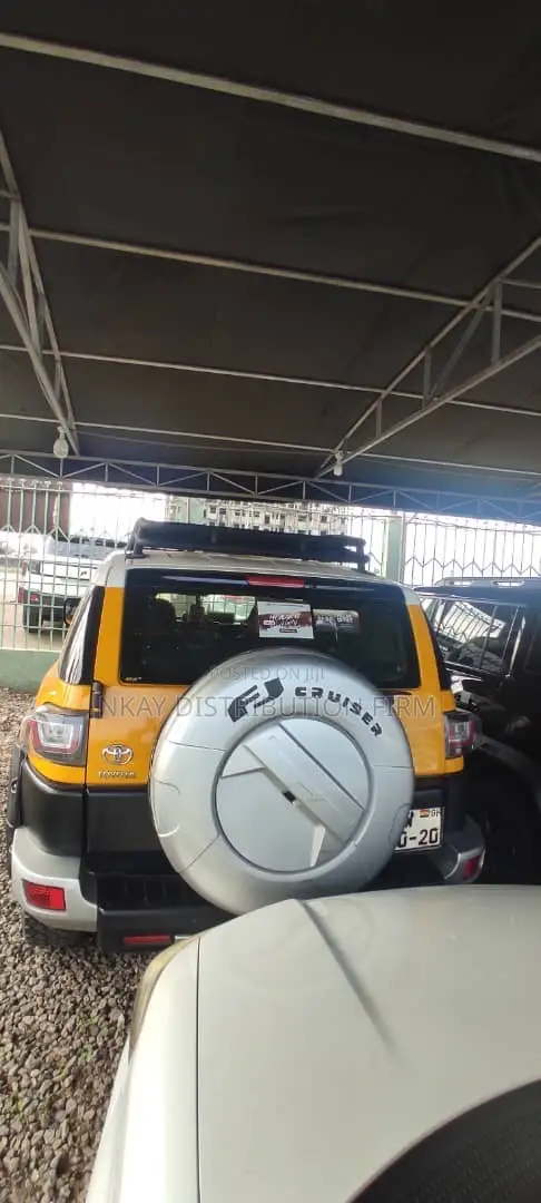 Toyota FJ Cruiser 4dr SUV 4WD (4.0L 6cyl 6M) 2014 Yellow