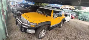Toyota FJ Cruiser 4dr SUV 4WD (4.0L 6cyl 6M) 2014 Yellow