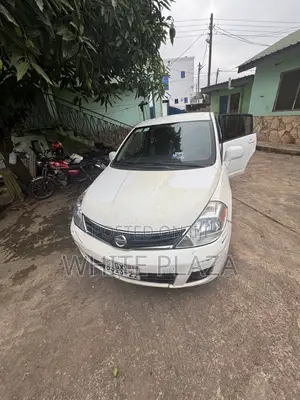 Nissan Versa 1.8 S Hatchback 2012 White