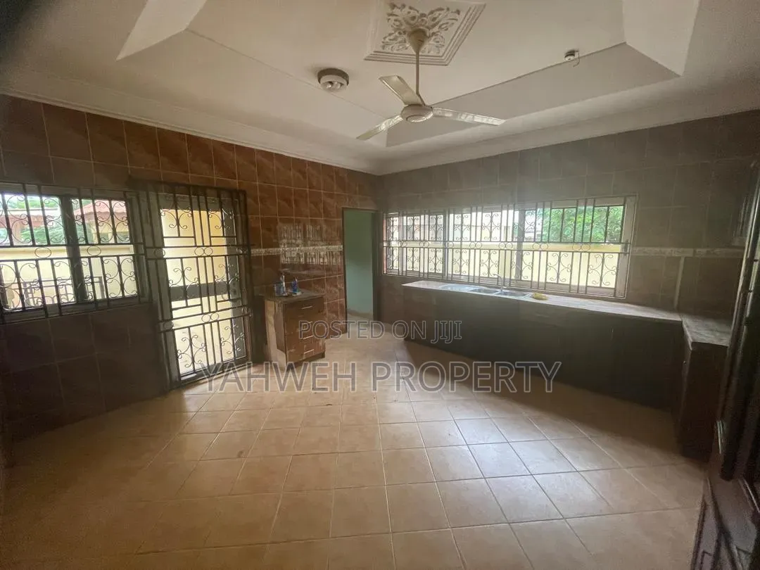 4bdrm Maisonette in Okpoigonno, Baatsona Total for sale