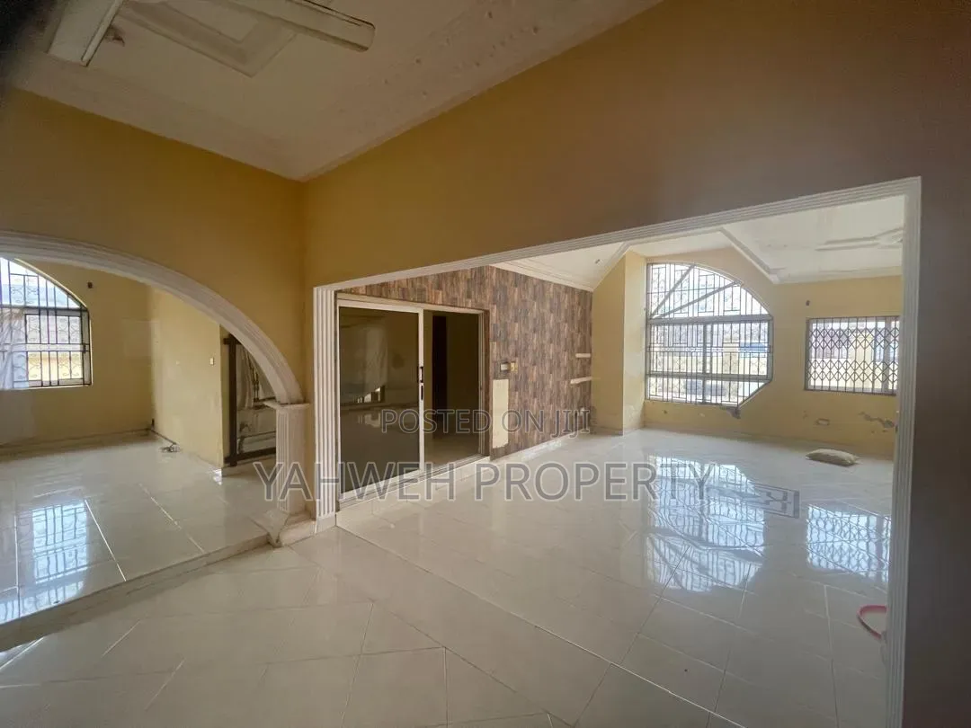 4bdrm Maisonette in Okpoigonno, Baatsona Total for sale