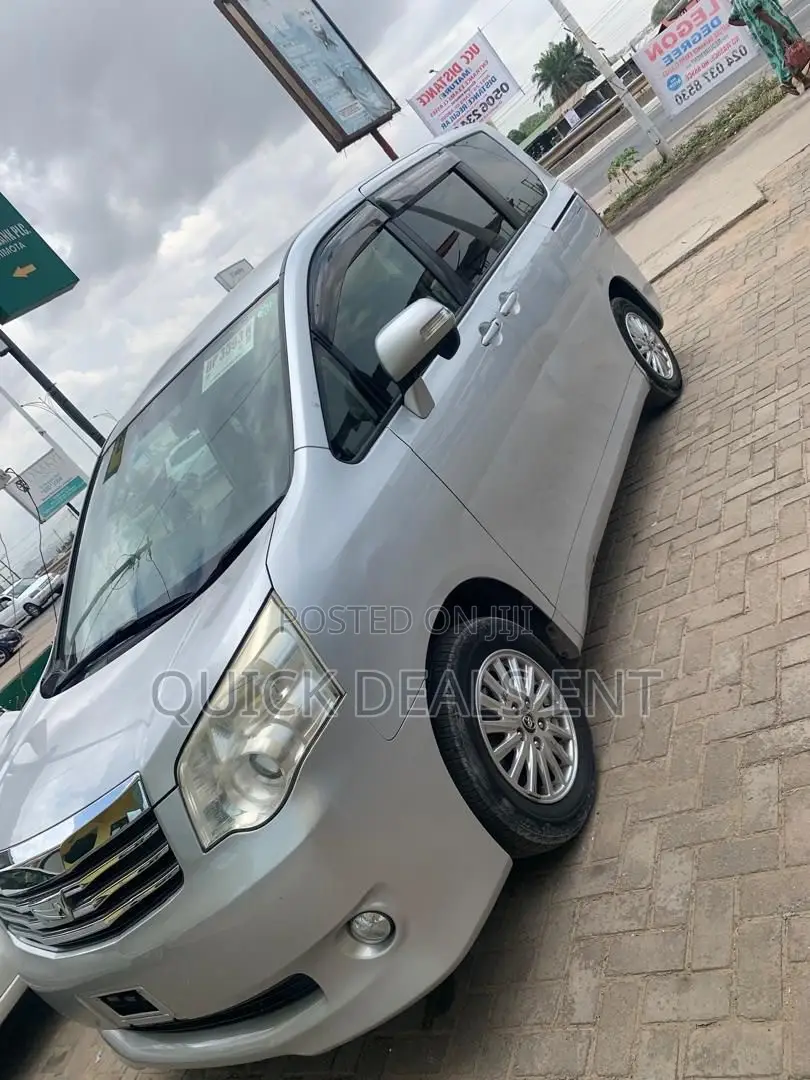 Toyota Voxy 2013 Silver