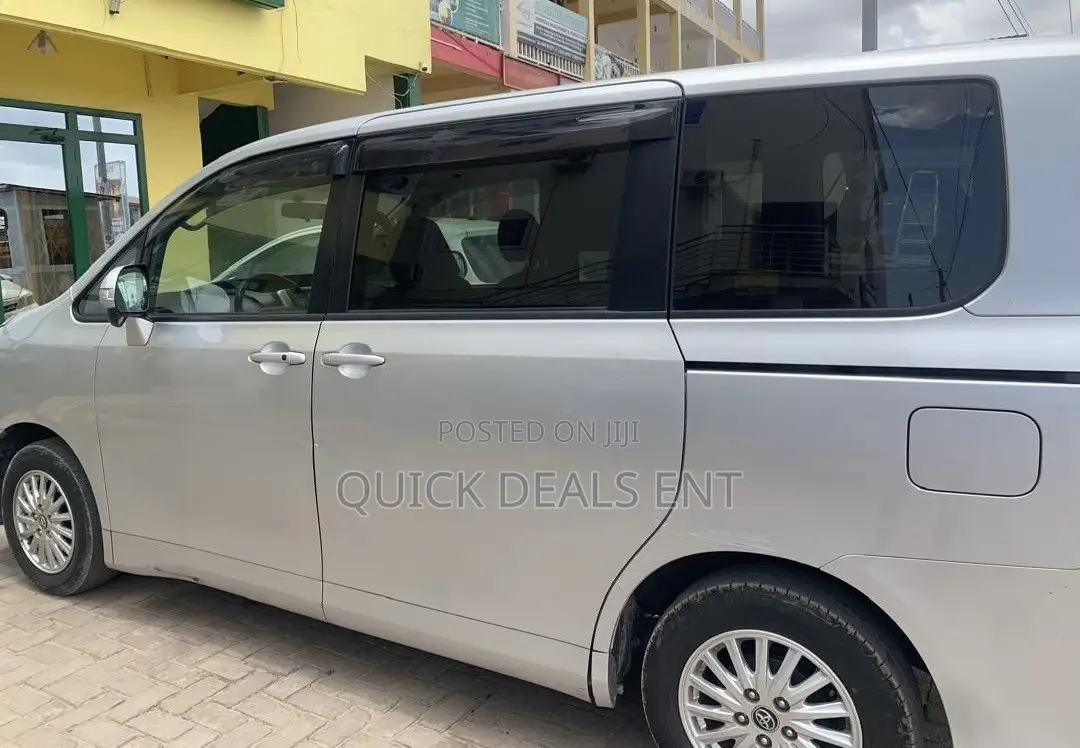 Toyota Voxy 2013 Silver