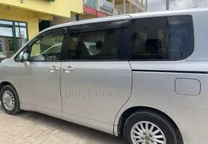 Toyota Voxy 2013 Silver