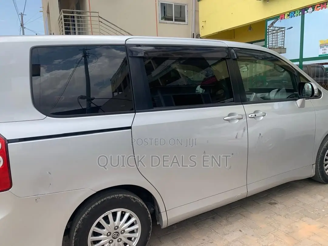Toyota Voxy 2013 Silver