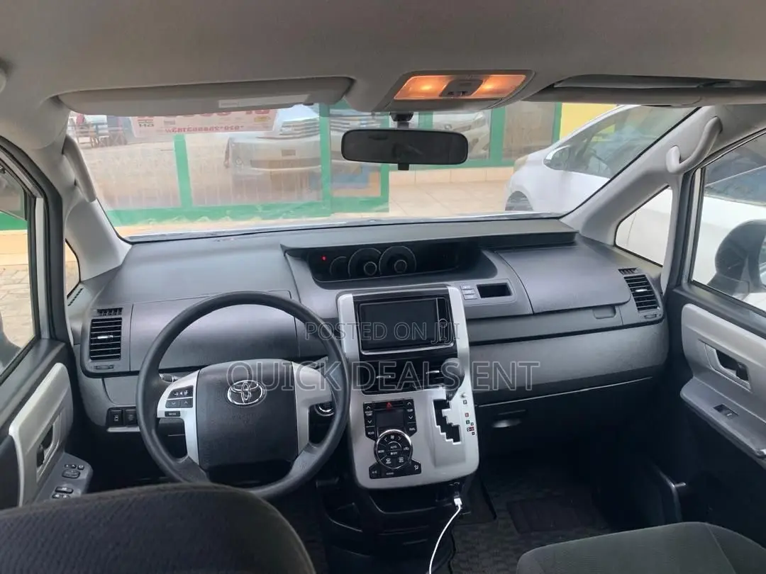Toyota Voxy 2013 Silver