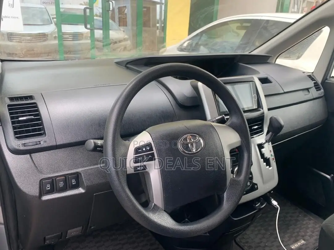 Toyota Voxy 2013 Silver
