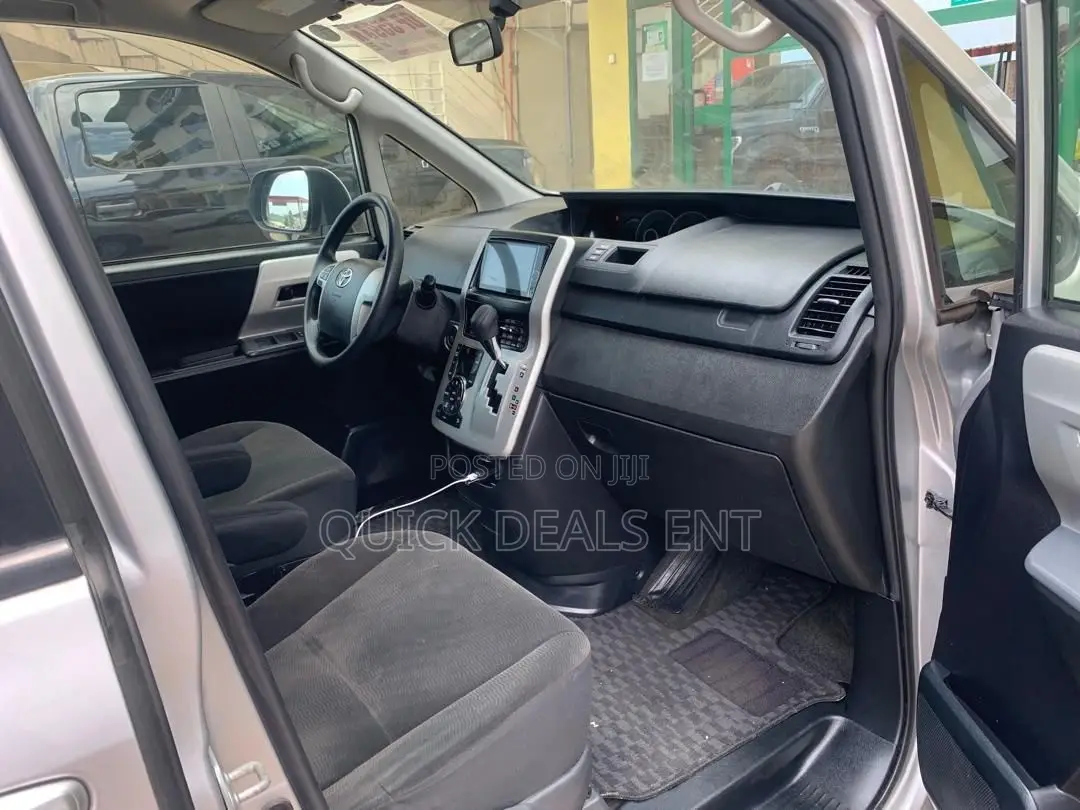 Toyota Voxy 2013 Silver
