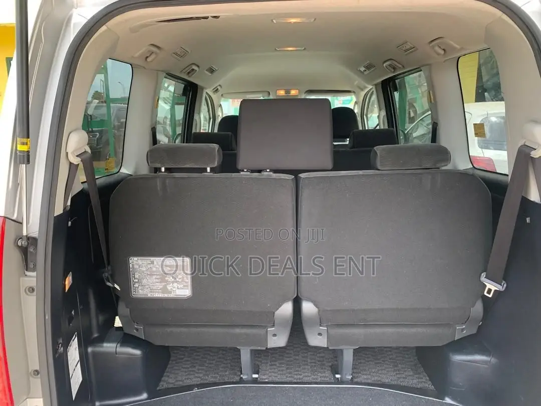 Toyota Voxy 2013 Silver