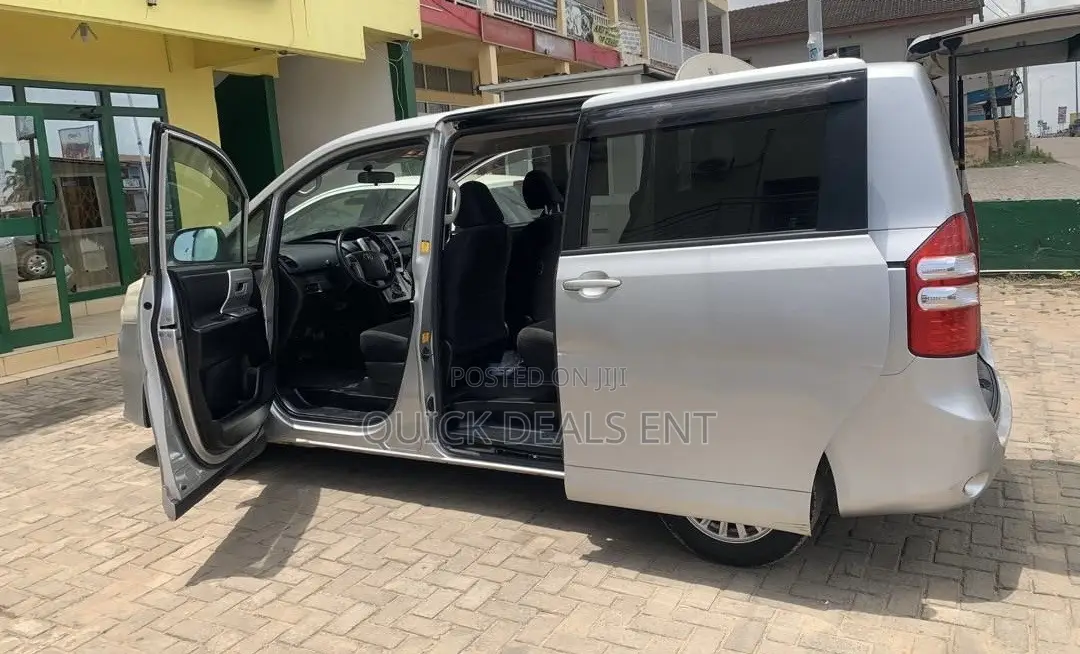 Toyota Voxy 2013 Silver