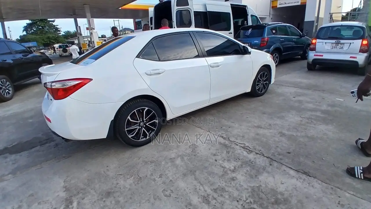 Toyota Corolla LE Plus 4dr Sedan (1.8L 4cyl CVT) 2016 White