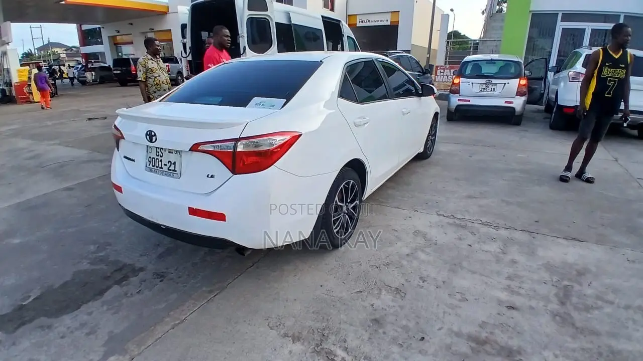 Toyota Corolla LE Plus 4dr Sedan (1.8L 4cyl CVT) 2016 White