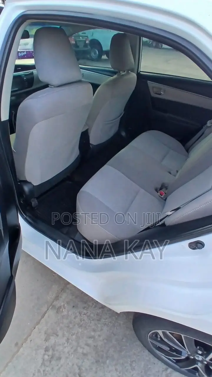 Toyota Corolla LE Plus 4dr Sedan (1.8L 4cyl CVT) 2016 White