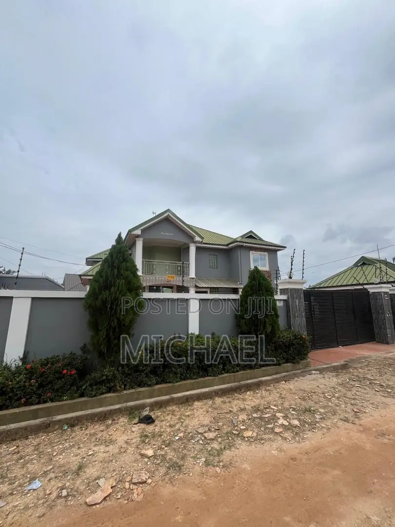 6bdrm Duplex in Pentecost for sale