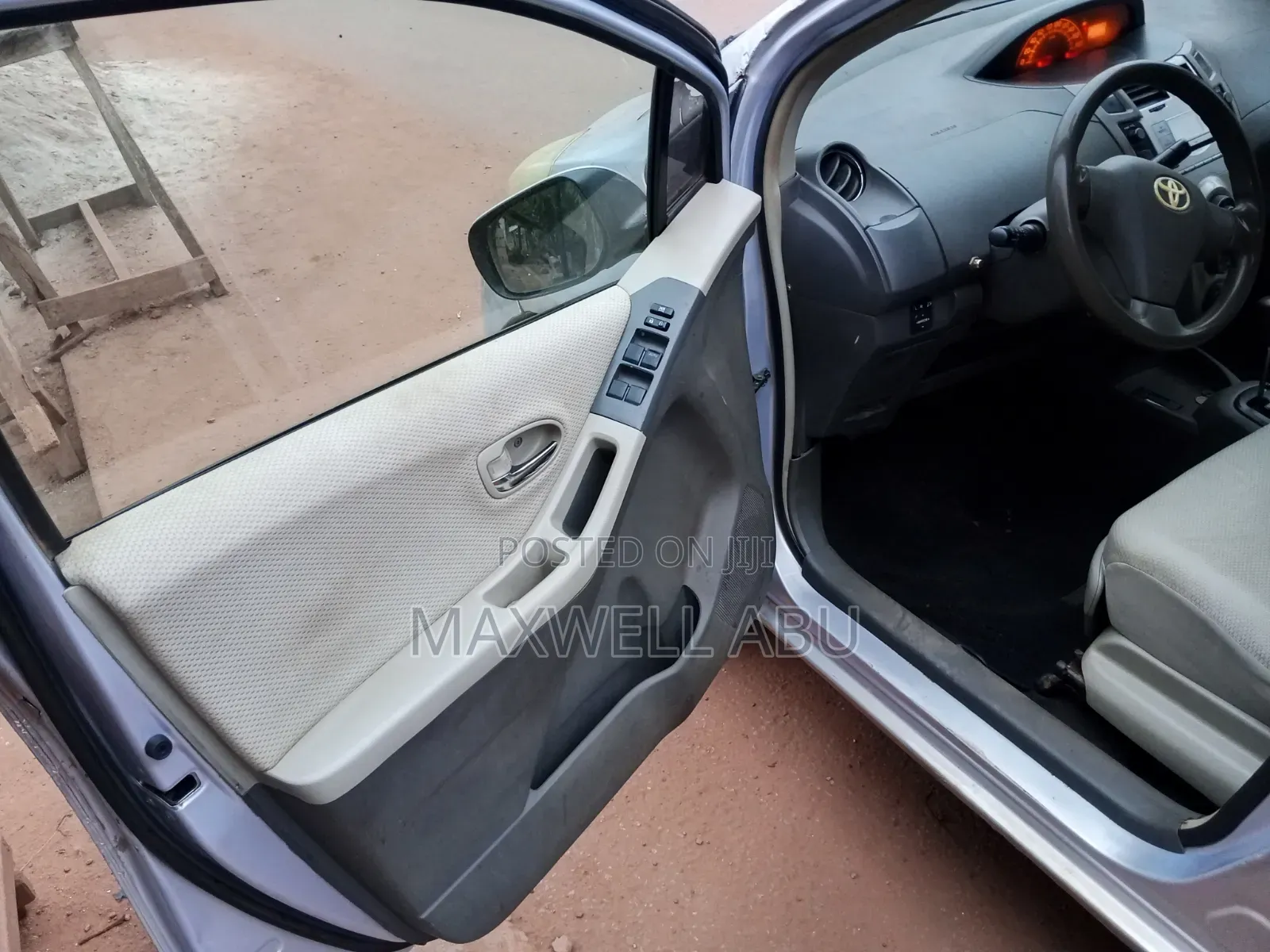 Toyota Vitz 2010 Silver