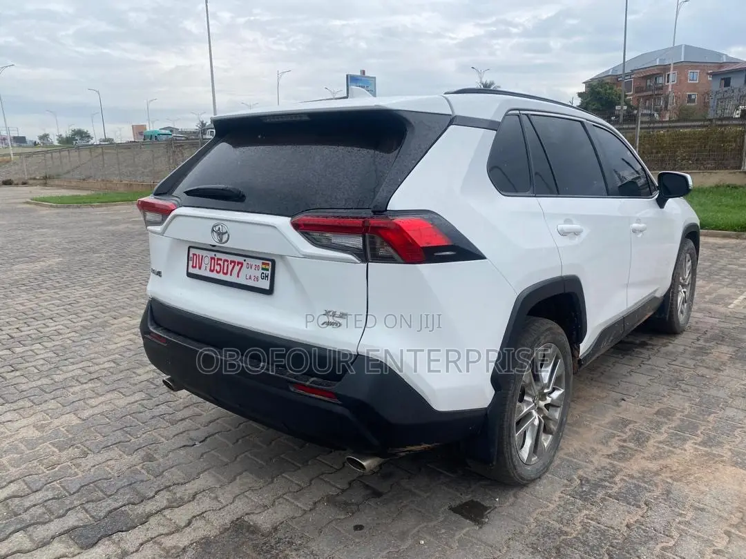 Toyota RAV4 XLE 2021 White