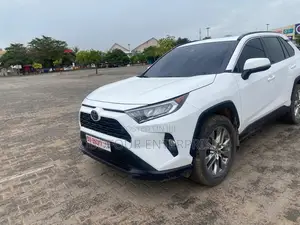 Toyota RAV4 XLE 2021 White