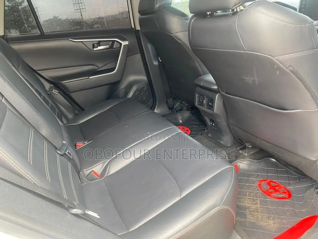 Toyota RAV4 XLE 2021 White