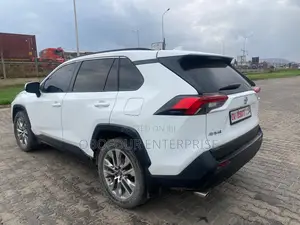Toyota RAV4 XLE 2021 White