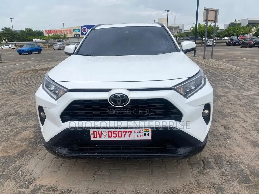 Toyota RAV4 XLE 2021 White