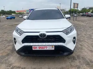 Toyota RAV4 XLE 2021 White