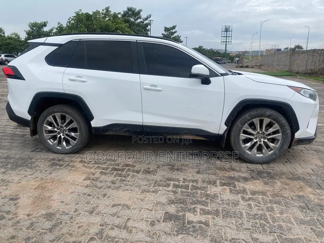 Toyota RAV4 XLE 2021 White