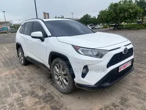Toyota RAV4 XLE 2021 White