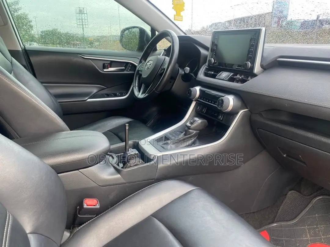 Toyota RAV4 XLE 2021 White