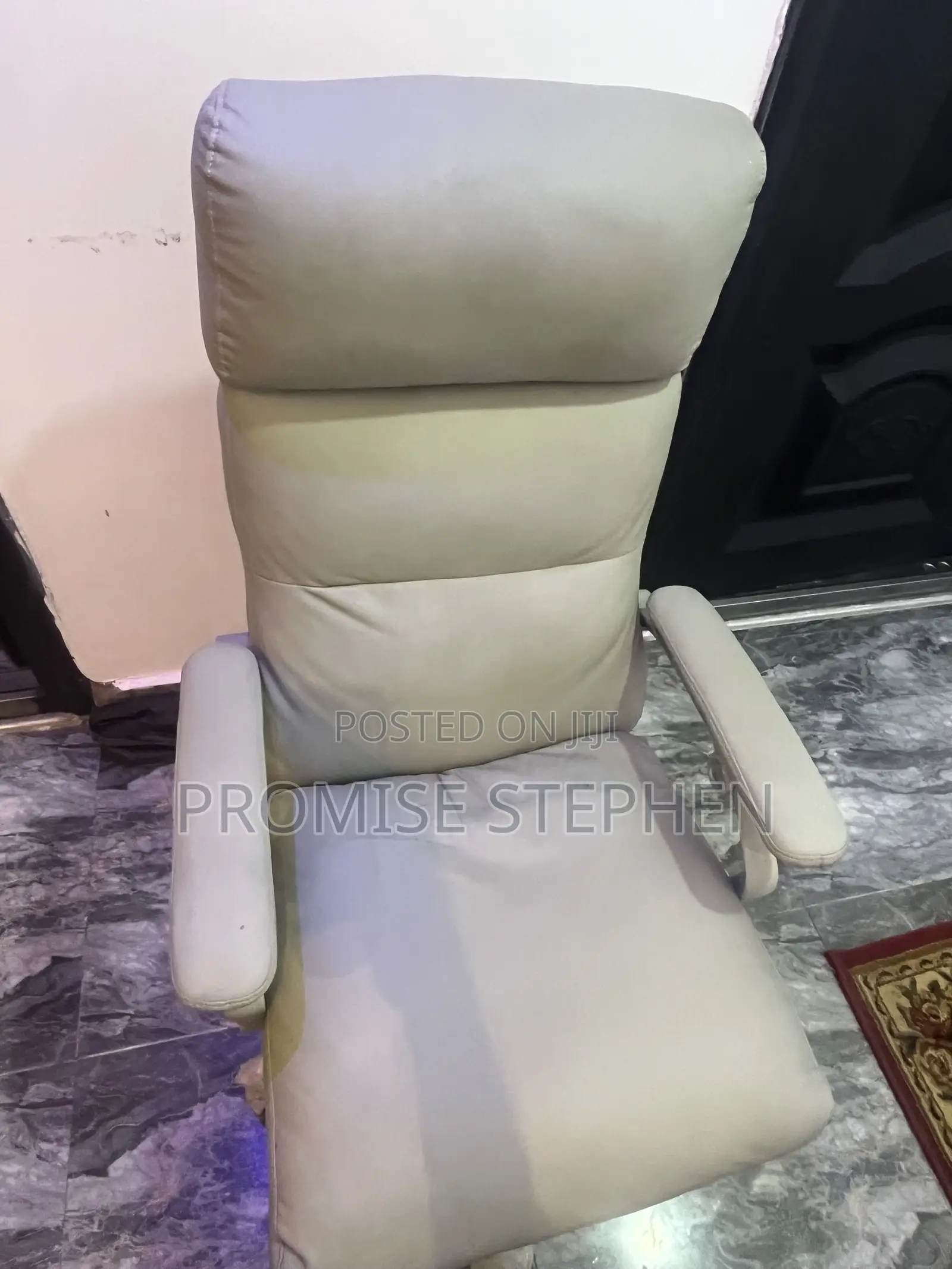 Premium Padded Executive Office Chair – Clean & Comfortable