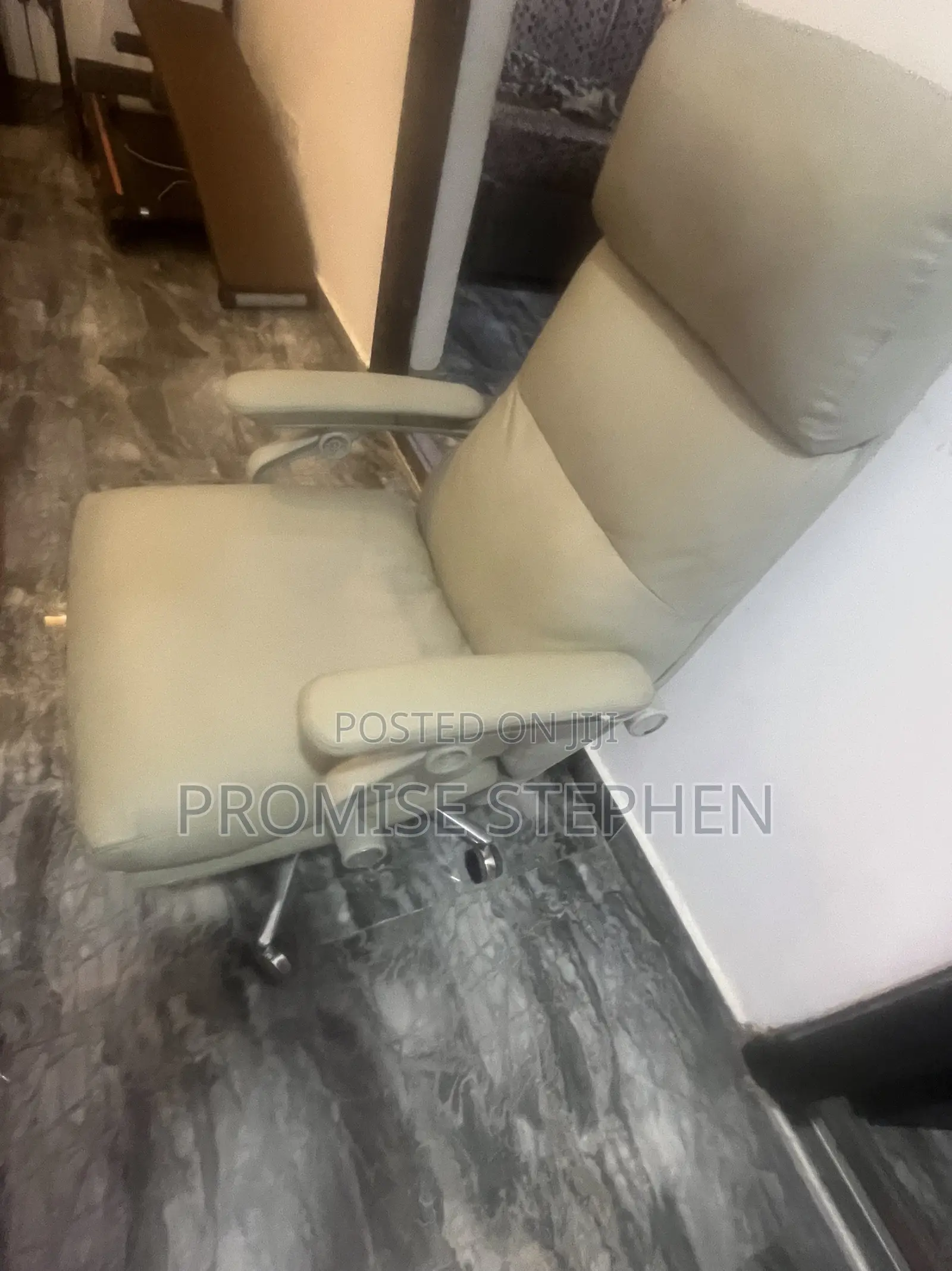 Premium Padded Executive Office Chair – Clean & Comfortable