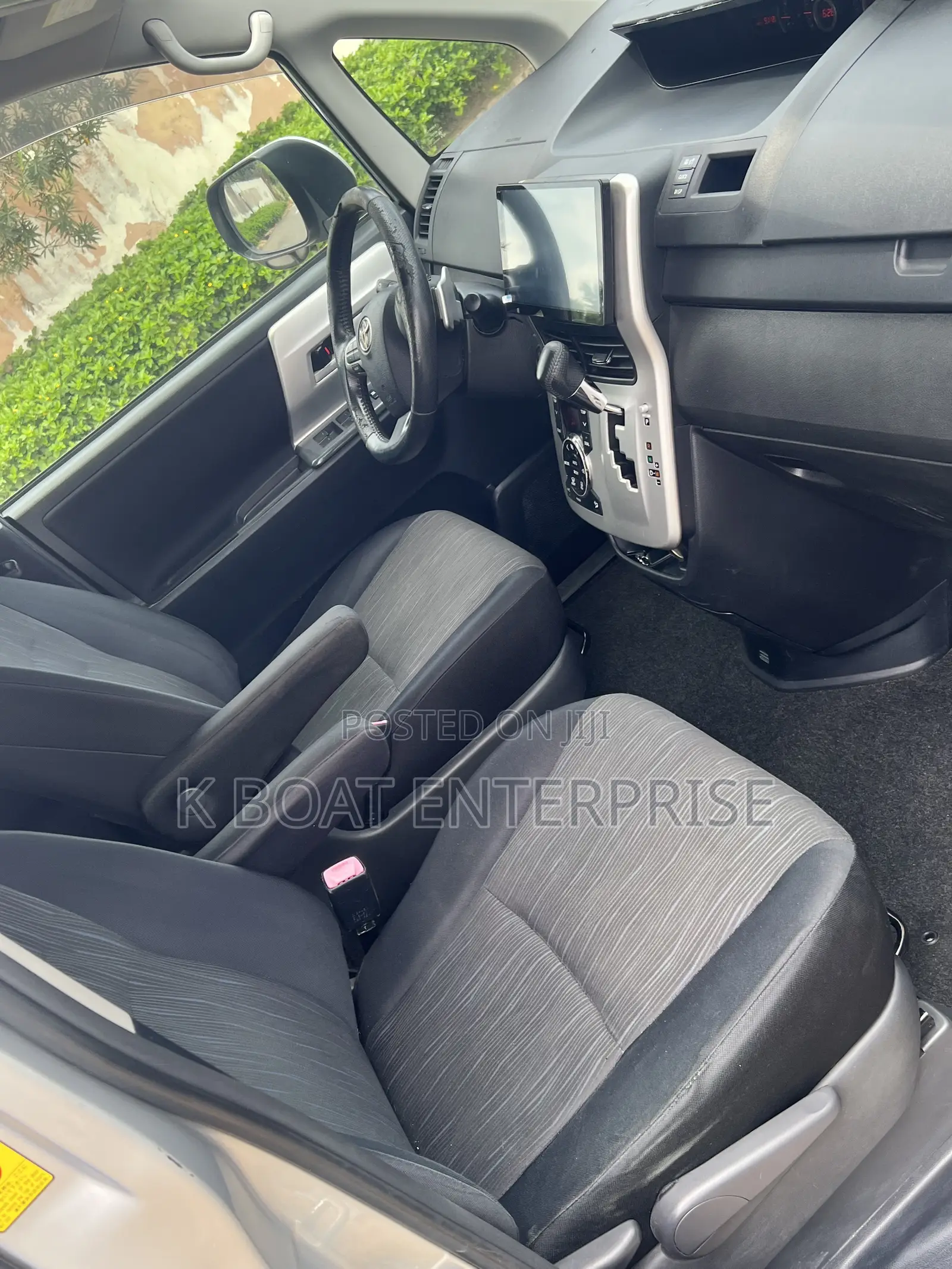 Toyota Voxy 2010 Silver