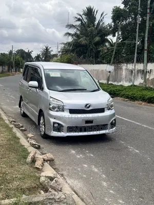 Toyota Voxy 2010 Silver