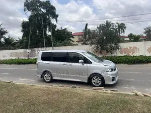 Toyota Voxy 2010 Silver