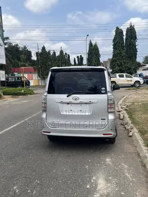 Toyota Voxy 2010 Silver
