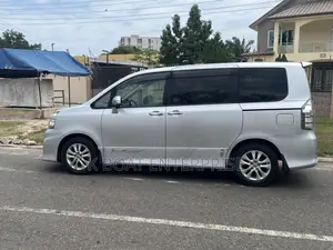 Toyota Voxy 2010 Silver