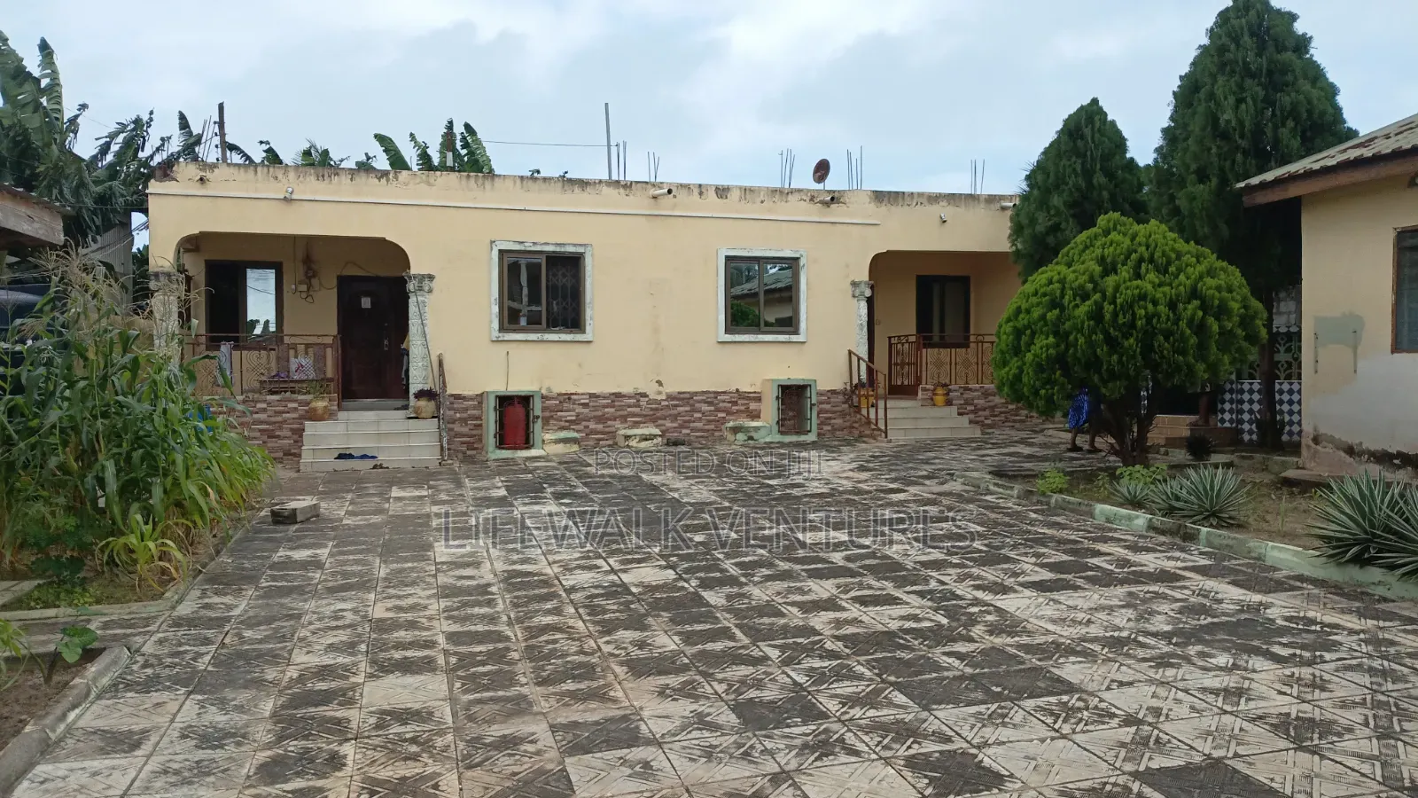 4bdrm House in West Hills Mall for sale