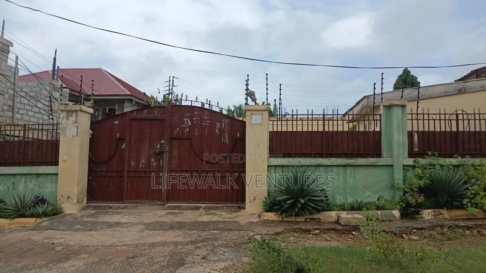4bdrm House in West Hills Mall for sale