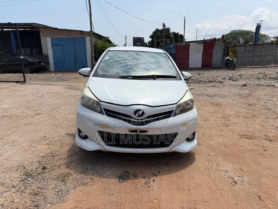 Toyota Vitz 1.5 FWD 5dr 2011 White