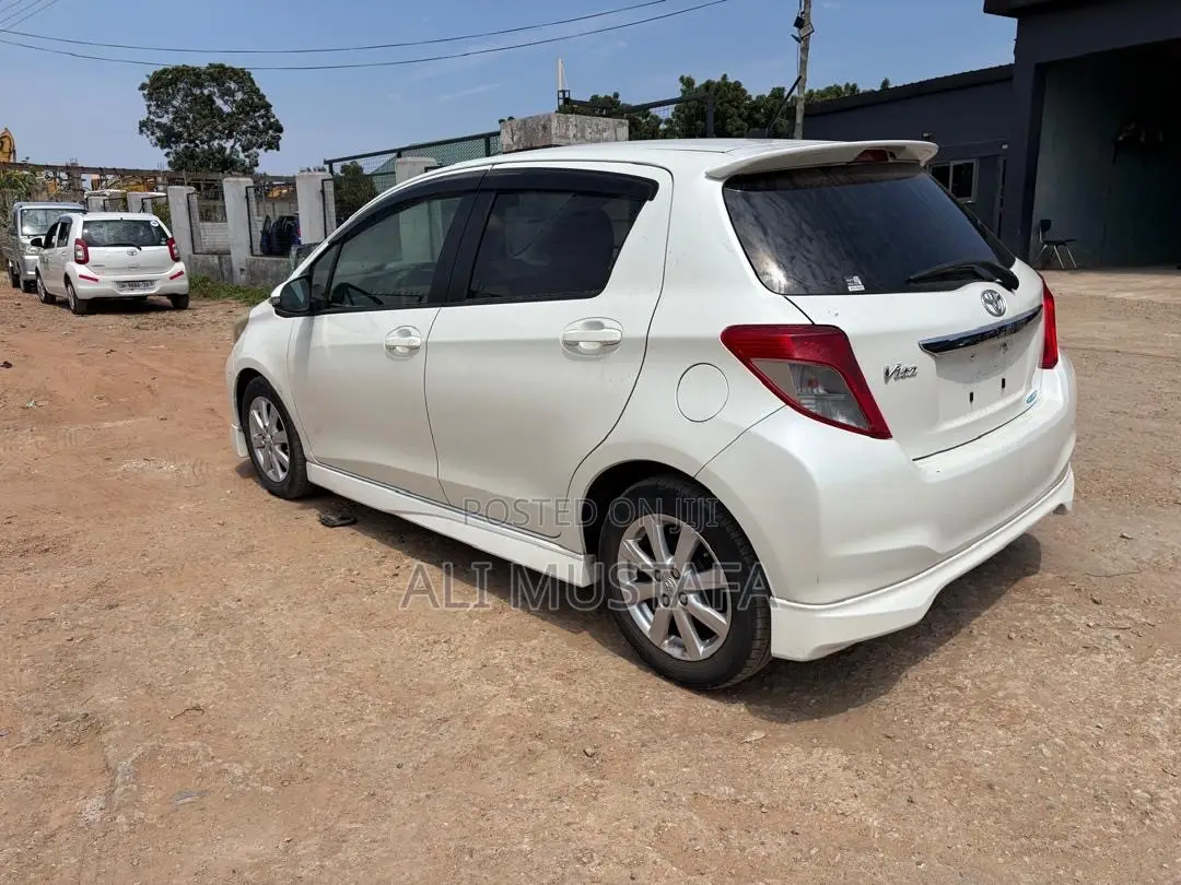 Toyota Vitz 1.5 FWD 5dr 2011 White