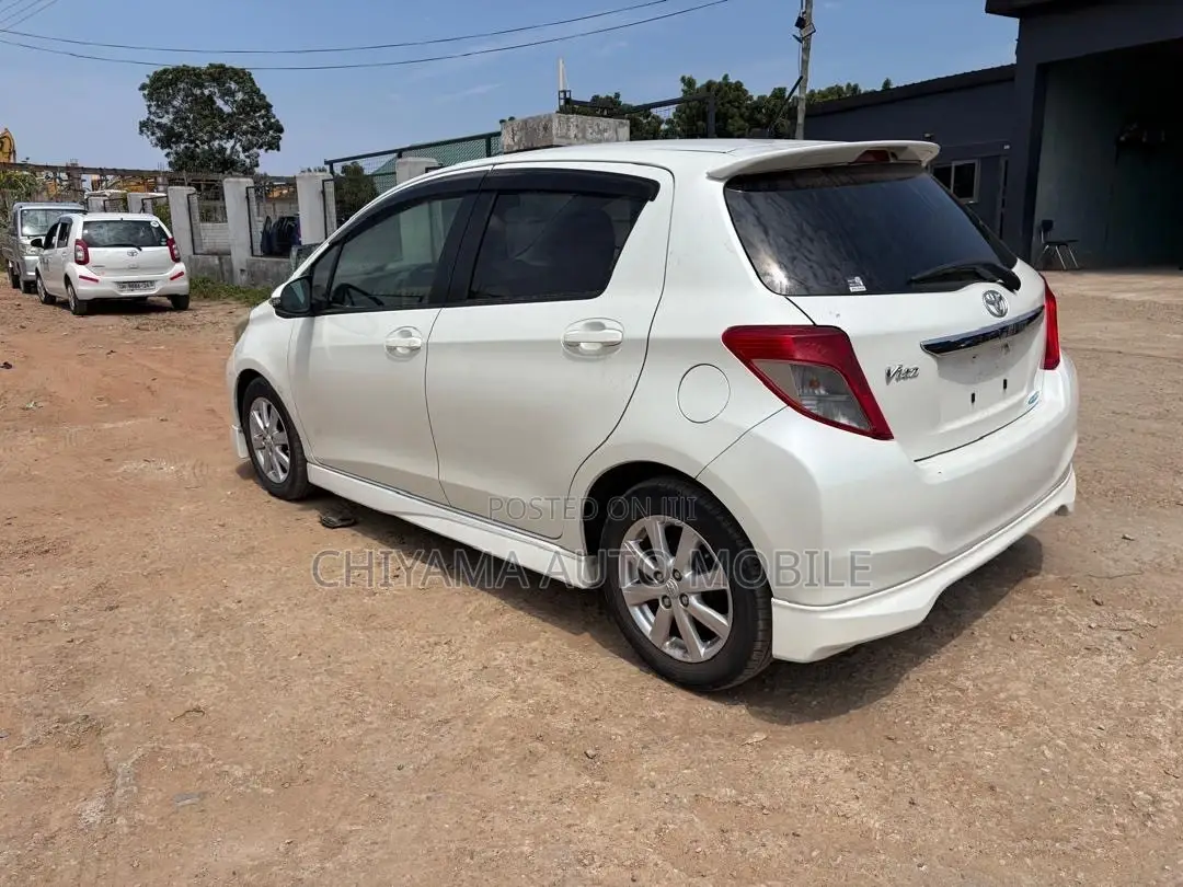 Toyota Vitz 1.5 FWD 5dr 2011 White