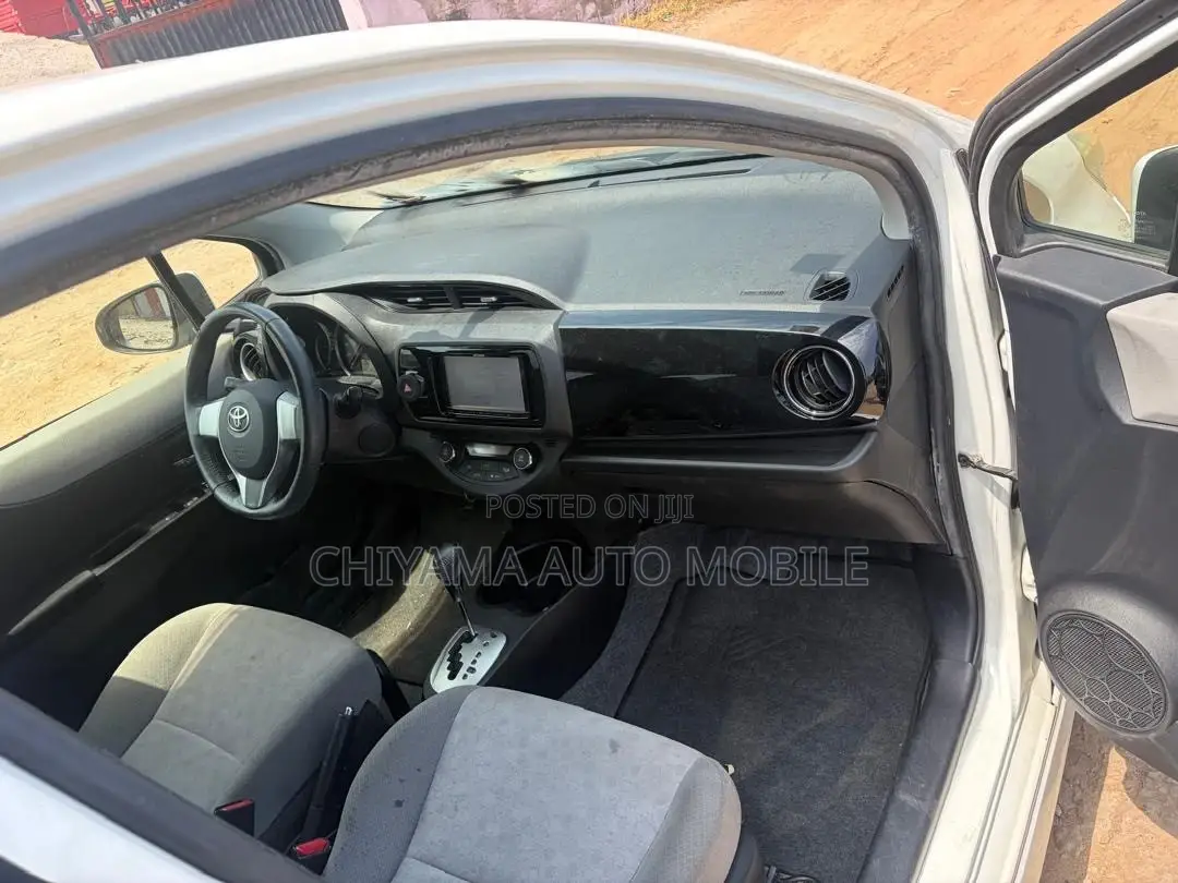 Toyota Vitz 1.5 FWD 5dr 2011 White