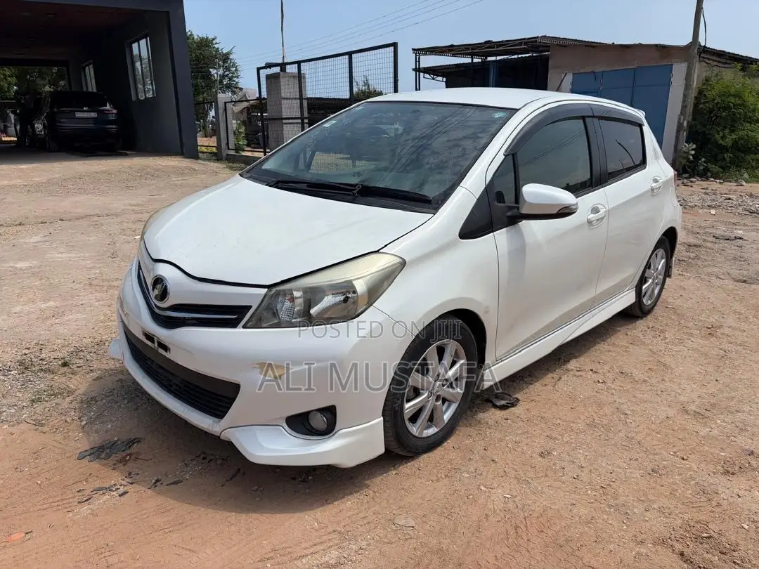 Toyota Vitz 1.5 FWD 5dr 2011 White