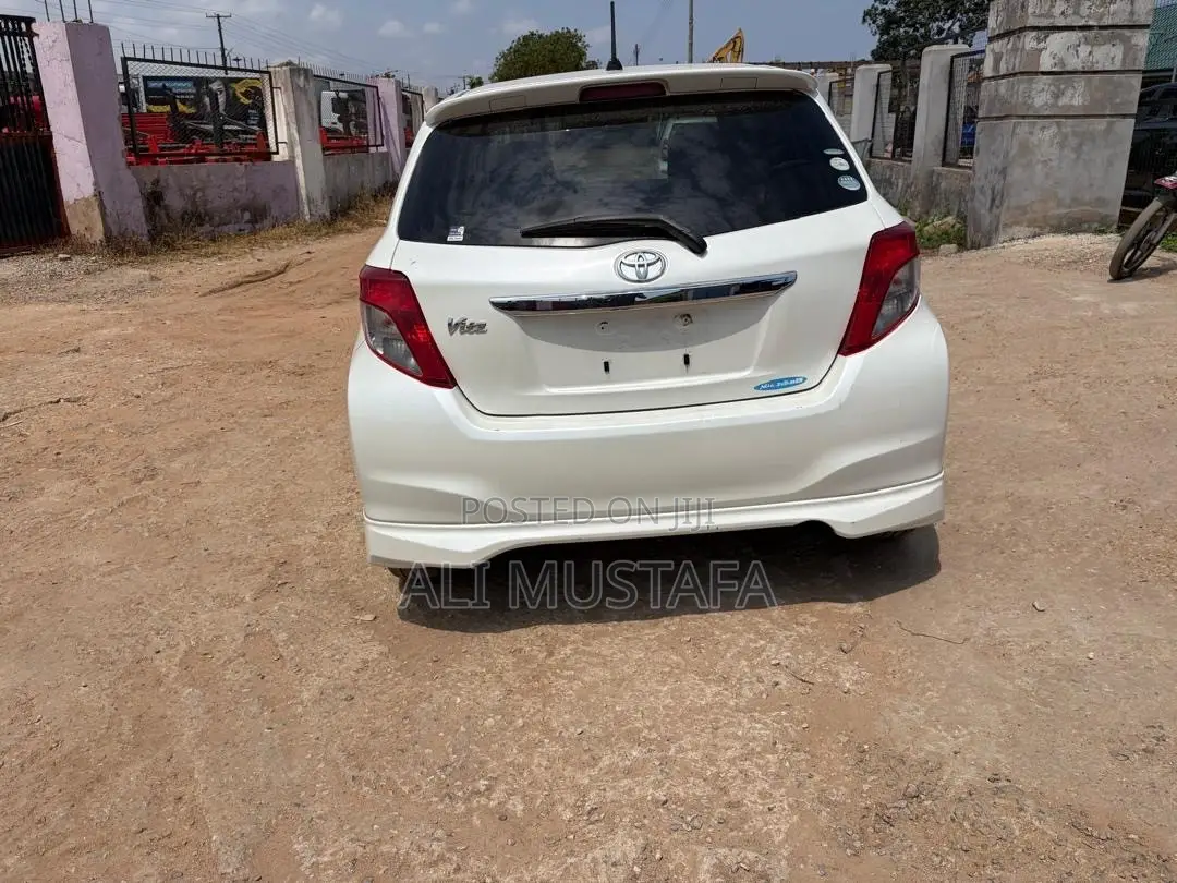 Toyota Vitz 1.5 FWD 5dr 2011 White