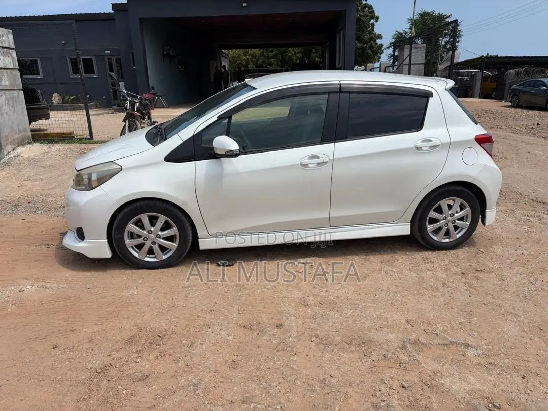 Toyota Vitz 1.5 FWD 5dr 2011 White