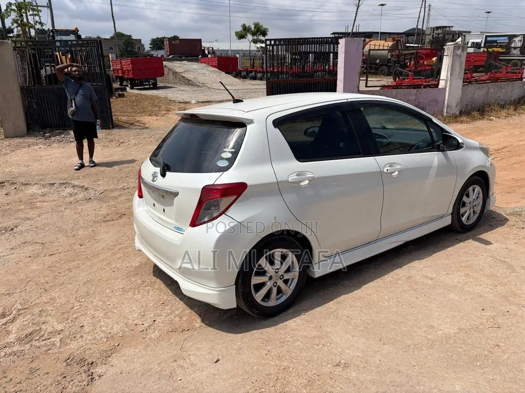 Toyota Vitz 1.5 FWD 5dr 2011 White