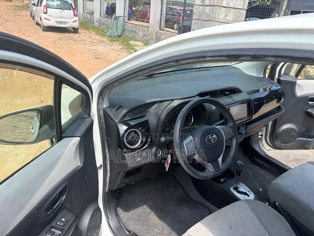 Toyota Vitz 1.5 FWD 5dr 2011 White
