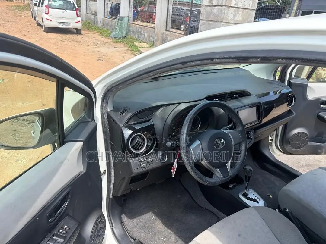 Toyota Vitz 1.5 FWD 5dr 2011 White